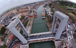 Fiumicino, ponte 2 giugno, si colora di rosa e azzurro