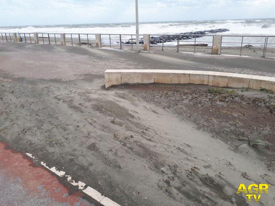 Ostia, la sabbia vola....via Ostia, la sabbia vola....via