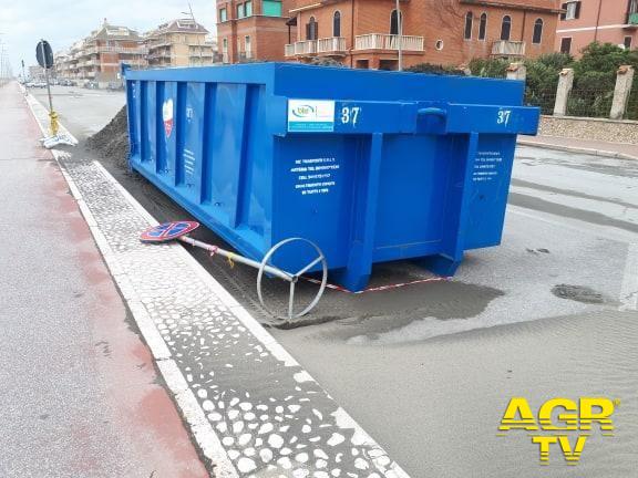 Ostia, la sabbia vola....via Ostia, la sabbia vola....via