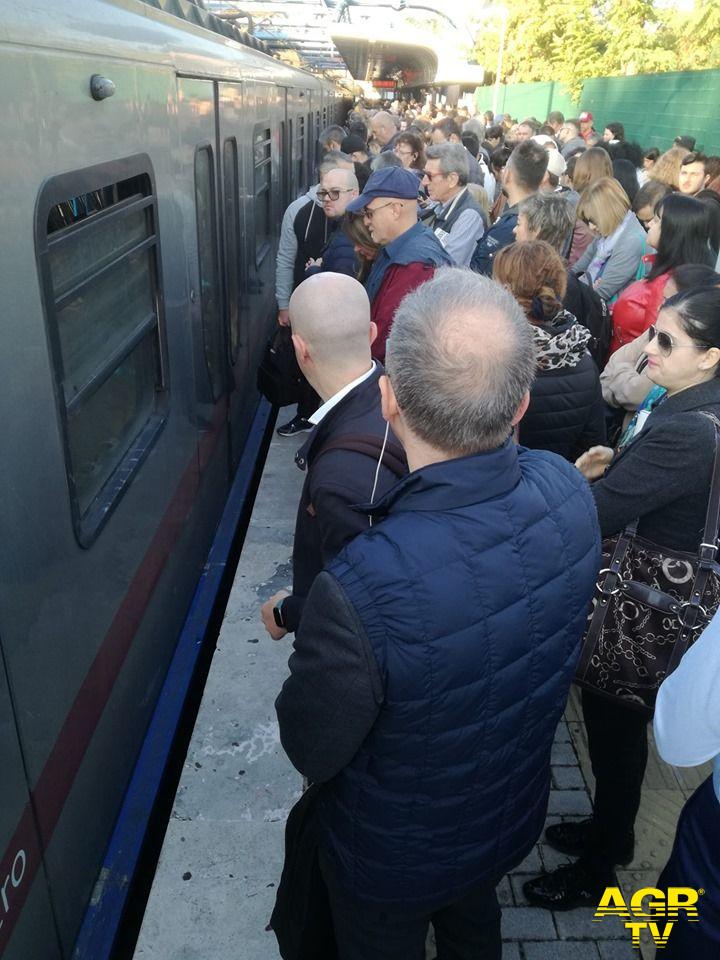 Roma-Lido, l'ultimo guasto scatena la protesta dei pendolari