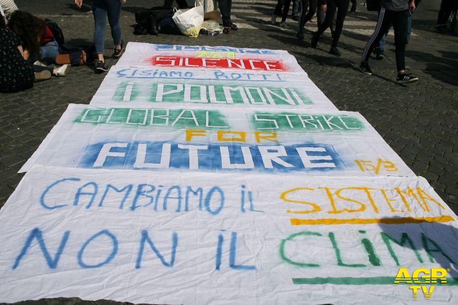 WWF, in tutto il Mondo i giovani tornano in piazza per il clima WWF, in tutto il Mondo i giovani tornano in piazza per il clima