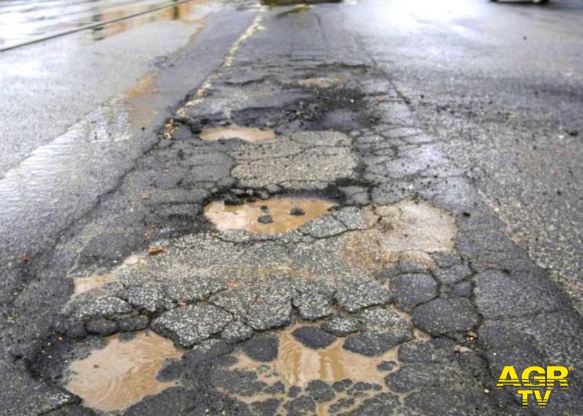 Infernetto, emergenza buche