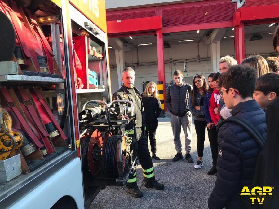 Fiumicino, studenti in visita ai pompieri per Santa Barbara Fiumicino, studenti in visita ai pompieri per Santa Barbara