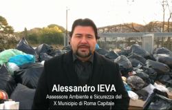 Via Pindaro all'Axa abbandono di rifiuti