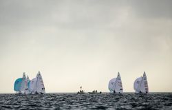 HEMPEL WORLD CUP SERIES MIAMI, regate dei 470 annullate causa piovaschi e vento troppo leggero e irregolare