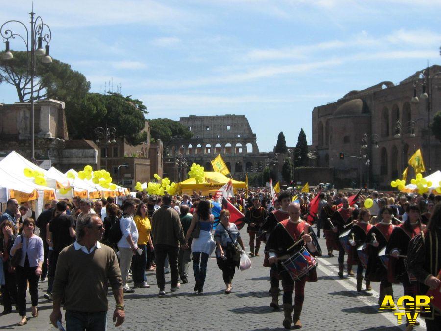 Domenica senz'auto, pedoni e ciclisti sfilano al Colosseo