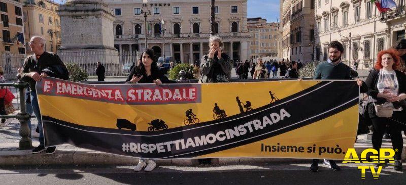 Rispettiamoci in strada, ambientalisti con ciclisti e pedoni manifestano a Roma