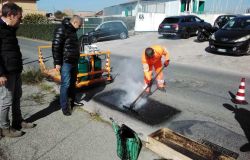 Fiumicino, l'asfalto delle strade non è tutto uguale...a Focene buche e dossi rialzati