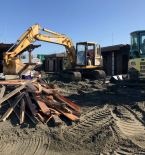 (AGR) Ostia, sgomberato dagli occupanti e demolito l'ex-Village sul lungomare