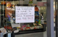 cartello per entrare due persone per volta