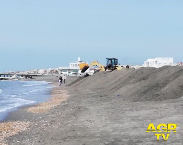 Ostia, movimenti di sabbia sospetti sul litorale Ostia, movimenti di sabbia sospetti sul litorale