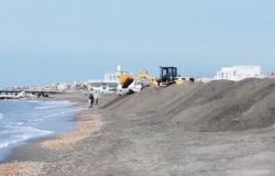 Ostia, movimenti di sabbia sospetti sul litorale