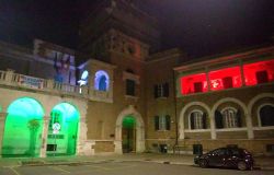 Ostia, flash-mob e canti dai balconi, il Municipio diventa tricolore