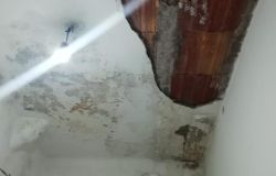 Fiumicino, crolla il solaio in un'alloggio Ater, salva l'inquilina