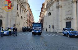 Roma,la Polizia di Stato schiera gli idranti per sanificare la città