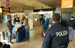 Roma, si sdraia sui binari, salvo per miracolo, viene denunciato per interruzione di pubblico servizio