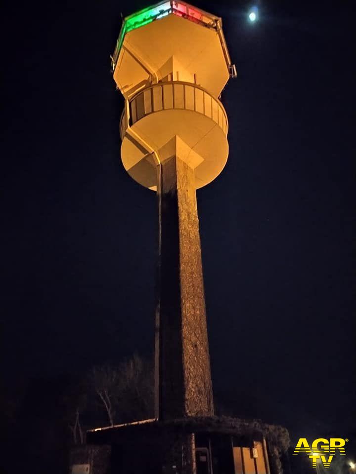 Il tricolore illumina la torre Idrica dell'isola di Albarella