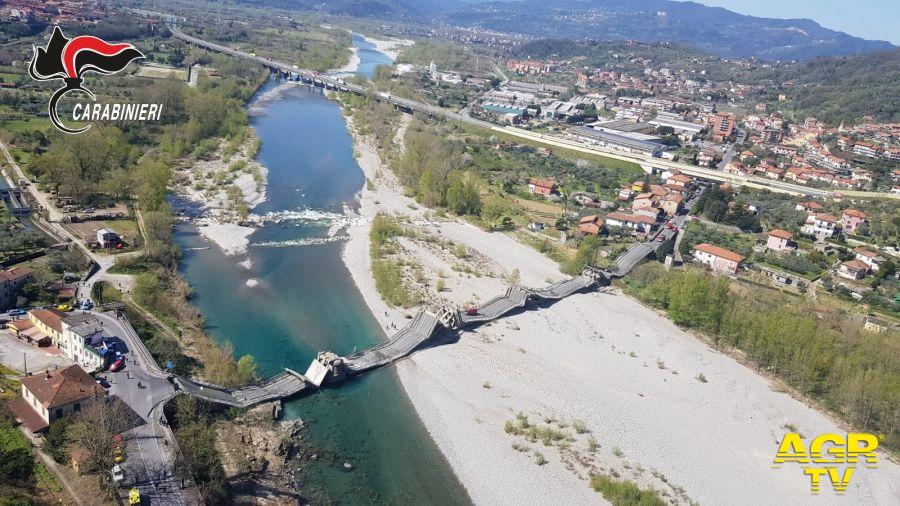 crollo ponre fiume magra riprese elicottero carabinieri crollo ponre fiume magra riprese elicottero carabinieri
