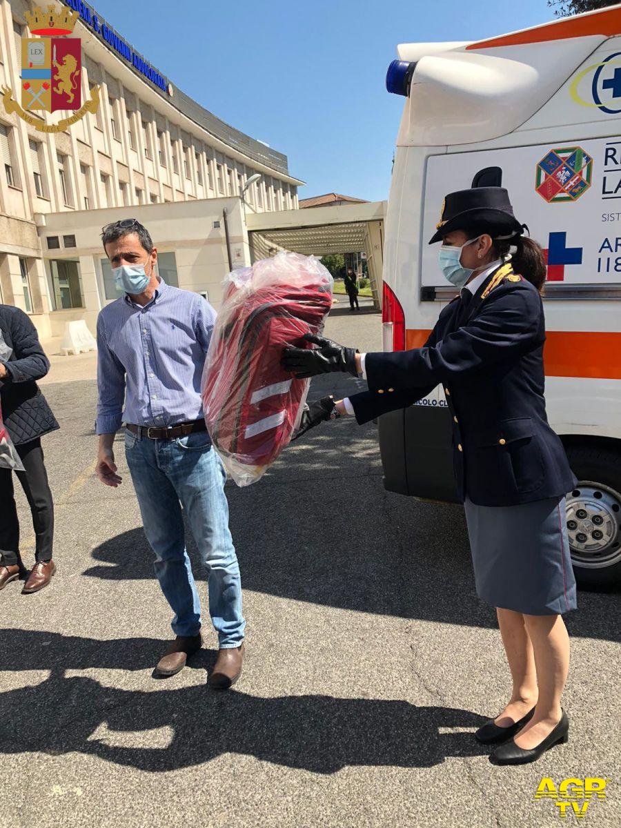 Roma ai sanitari del San Giovanni donati zaini per l'emergenza dalla polizia