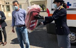 Roma ai sanitari del San Giovanni donati zaini per l'emergenza dalla polizia
