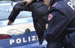 Ostia Lido. 33enne rientra a casa ubriaco, inveisce contro i genitori per poi aggredirli fisicamente. Arrestato dalla Polizia di Stato