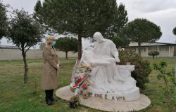 Fiumicino, mazzi di fiori...nei cimiteri