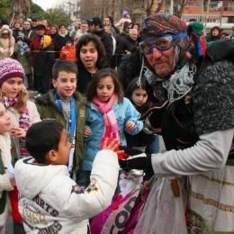Una befana volante sui cieli di Ostia