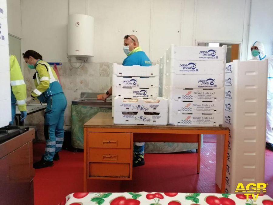 Fiumicino, tre quintali di pesce fresco donati per le famiglie in difficoltà Fiumicino, tre quintali di pesce fresco donati per le famiglie in difficoltà
