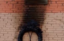 Acilia, incendiata la lapide che ricorda Lido Duranti, partigiano e martire alle Fosse Ardeatine