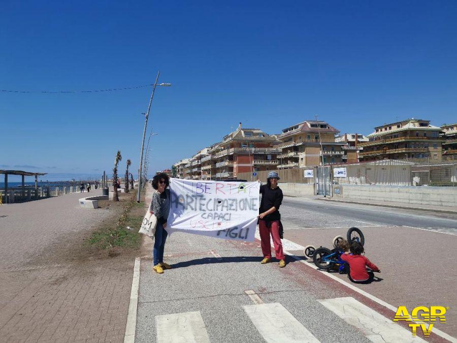 Ostia, tutti a casa e....uno striscione