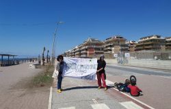 Ostia, tutti a casa e....uno striscione