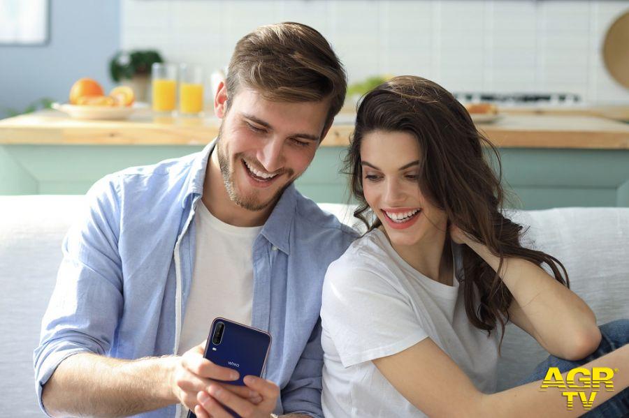 L'amore con lo smarthphone ai tempi del coronavirus L'amore con lo smarthphone ai tempi del coronavirus