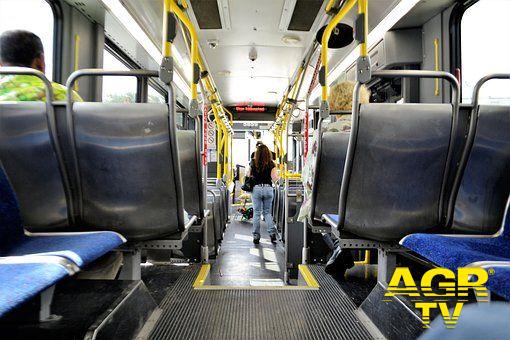 Servizi pubblici fase 2, secondo Codici: pochi controlli, tanta confusione: troppi rischi per i viaggiatori