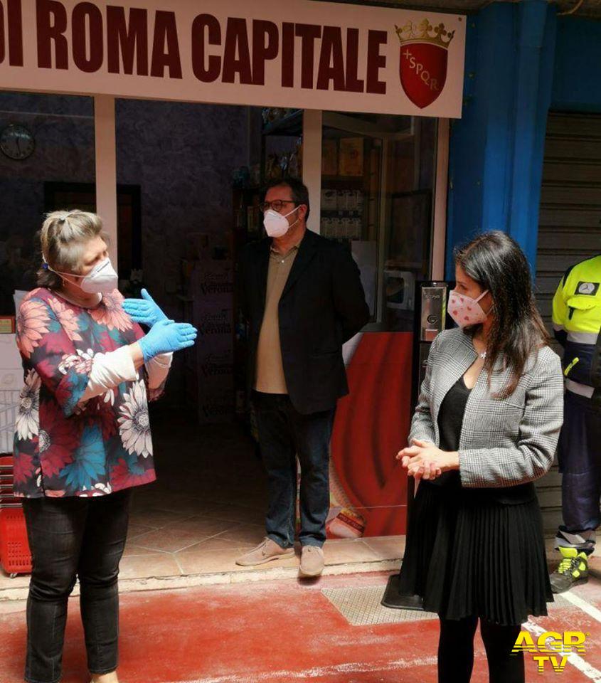 Di Pillo spiega alla Raggi il meccanismo del mercato sociale Di Pillo spiega alla Raggi il meccanismo del mercato sociale