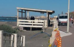 Ostia, abbattuto rudere in legno sulla spiaggia di ponente