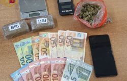 Colli Portuensi. Arrestato per detenzione ai fini di spaccio di stupefacenti, minaccia gli agenti della Polizia di Stato