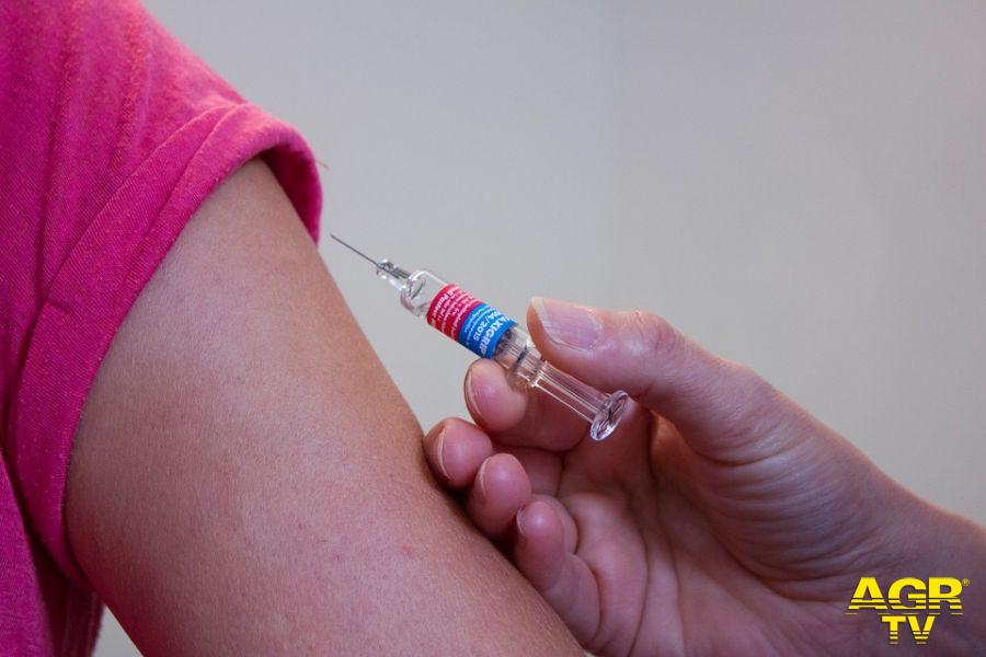 Vaccinazioni over 80, ora la prenotazione si fa in Farmacia