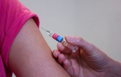 Vaccinazioni over 80, ora la prenotazione si fa in Farmacia