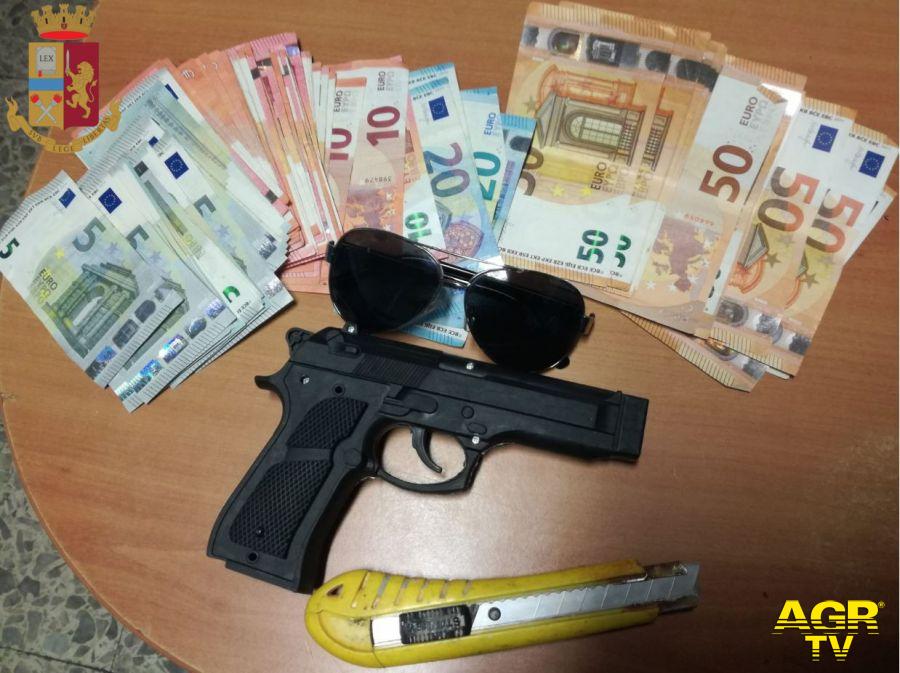 soldi e pistola giocattolo sequestrati