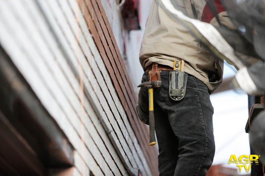 Edile entra in Commissariato per lavori, era ricercato: arrestato Edile entra in Commissariato per lavori, era ricercato: arrestato
