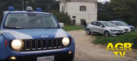 Pugni e calci, poi, non contento ha cercato di investirla con l'auto, in manette Pugni e calci, poi, non contento ha cercato di investirla con l'auto, in manette