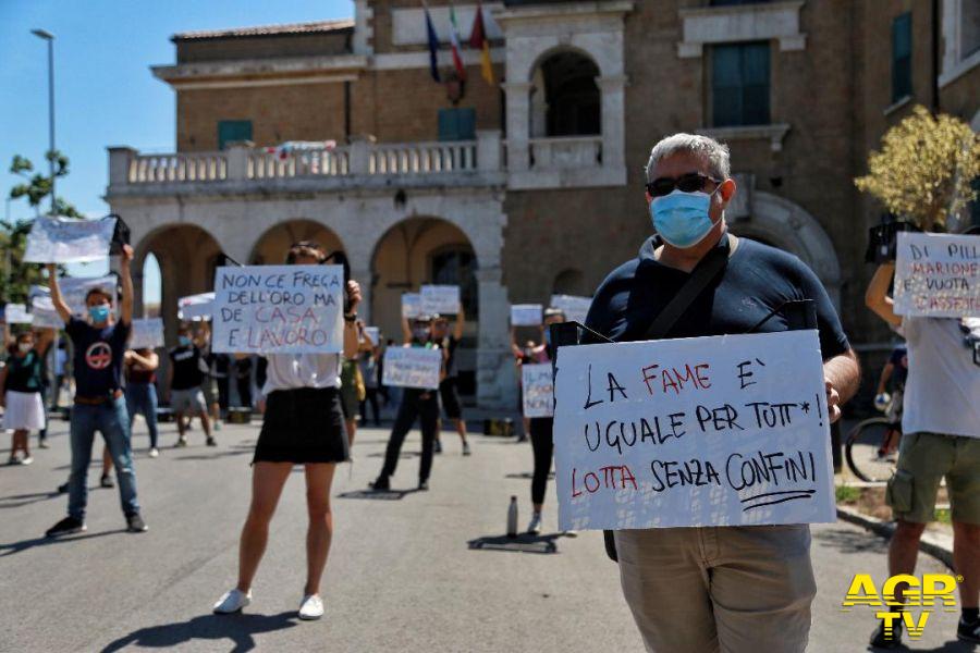 protesta dinanzi palla governatorato protesta dinanzi palla governatorato