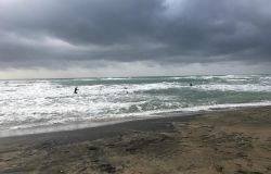 Ostia, spiagge aperte....ma piove