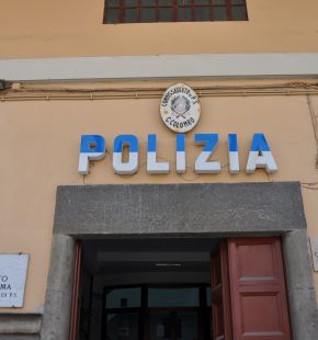 Ferisce due guardie giurate con il collo di una bottiglia, in manette senegalese Ferisce due guardie giurate con il collo di una bottiglia, in manette senegalese