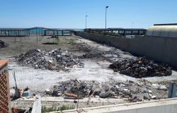 Spiaggia ex Arca trasformata in discarica, subito la bonifica