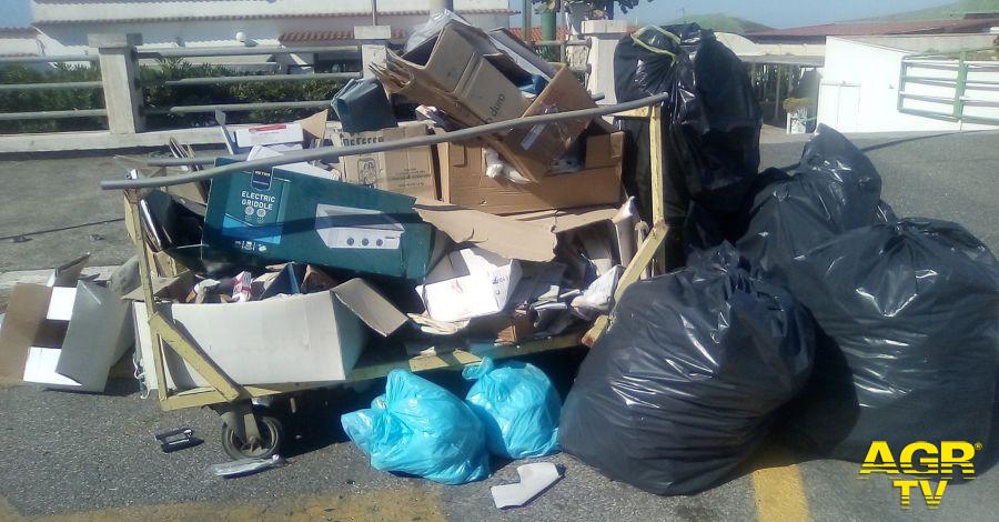 Ostia, lungomare, raccolta rifiuti nel caos