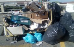 Ostia, lungomare, raccolta rifiuti nel caos