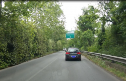 Roma, Via Ostiense strada ad alto rischio incidenti. La vegetazione invade la corsia e l’asfalto è fortemente danneggiato