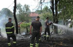 Acilia, bruciano le sterpaglie, le fiamme a pochi metri dalle case