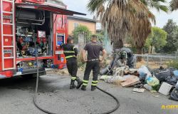 incendio parco pompieri dinanzi a discarica